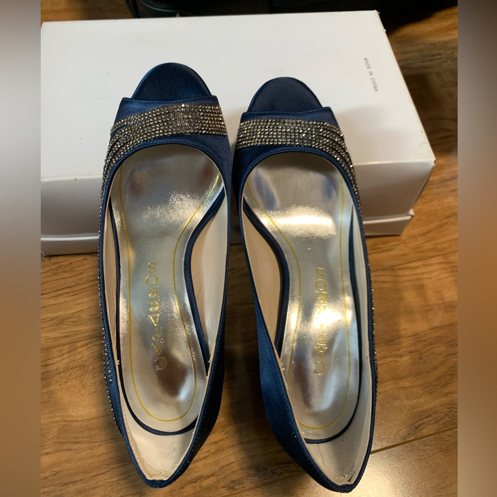 CAPARROS WOMENS OZ PEEP TOE CLASSIC PUMPS, Navy SIZE 6.0
